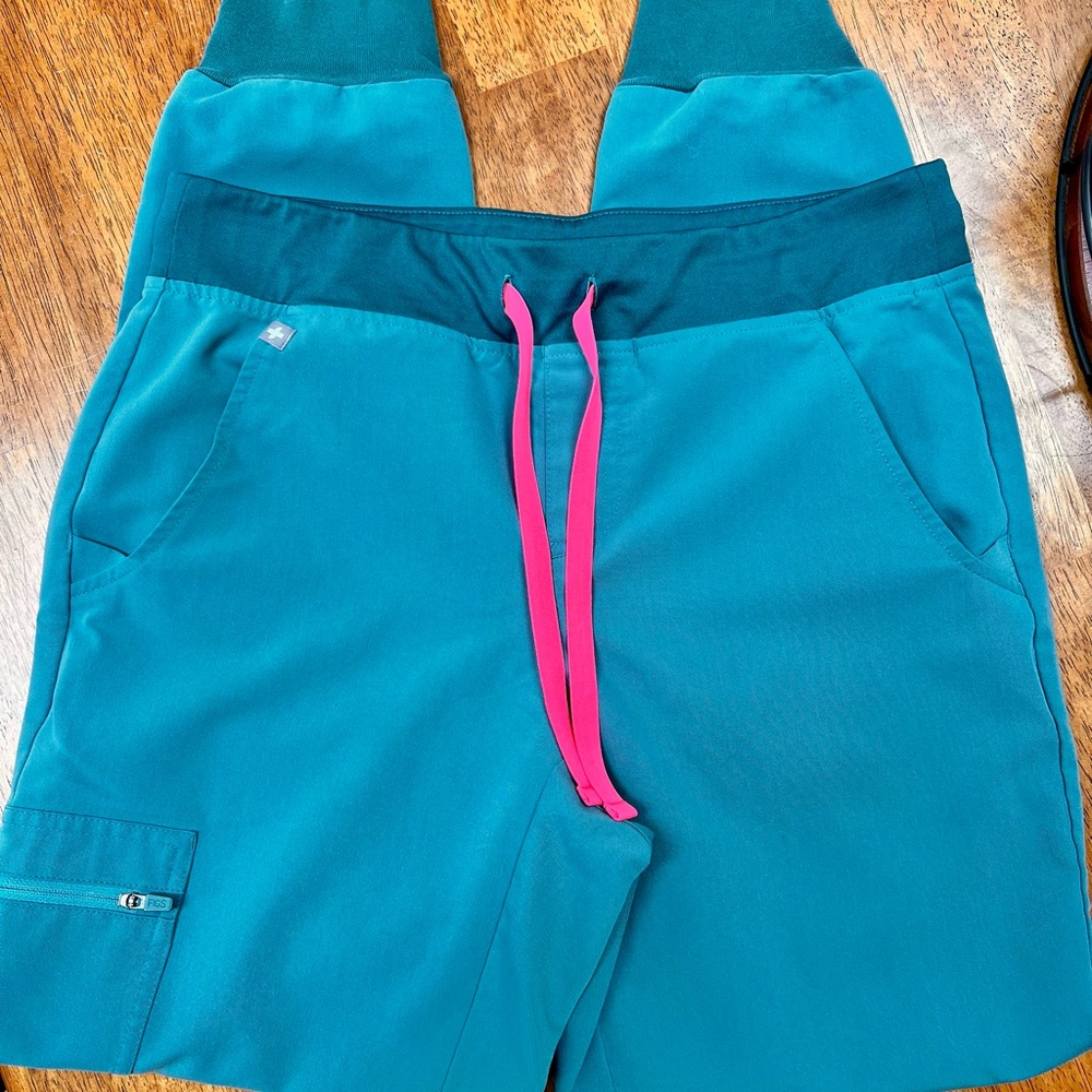 Figs Green Scrub Set with Pink Drawstring - Picture 5 of 12